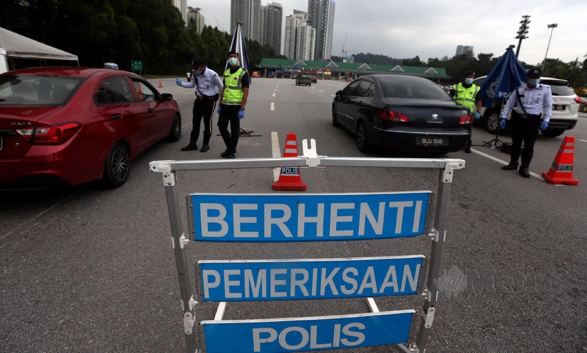 ANGGOTA polis dibantu anggota JPJ memeriksa kenderaan di Sekatan Jalan Raya (SJR) di Plaza Tol Jalan Duta, Kuala Lumpur. FOTO HAIRUL ANUAR RAHIM