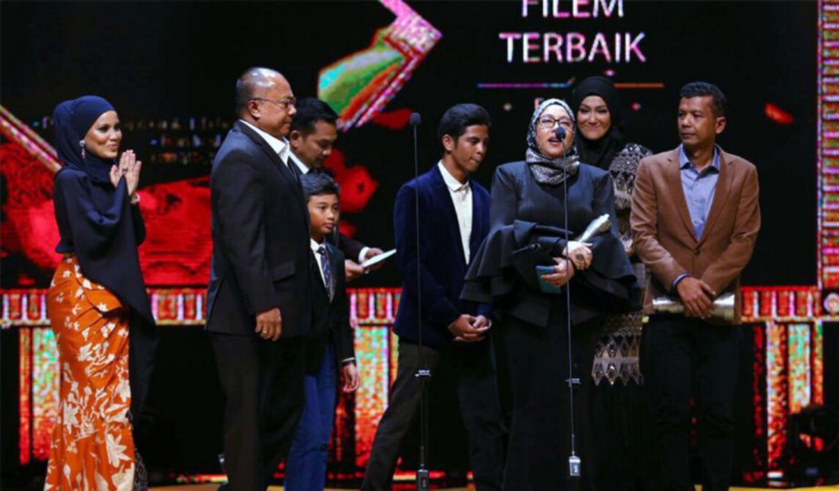 FILEM Redha menerima anugerah Filem Terbaik pada Anugerah Skrin 2016. FOTO Rohanis Shukri 