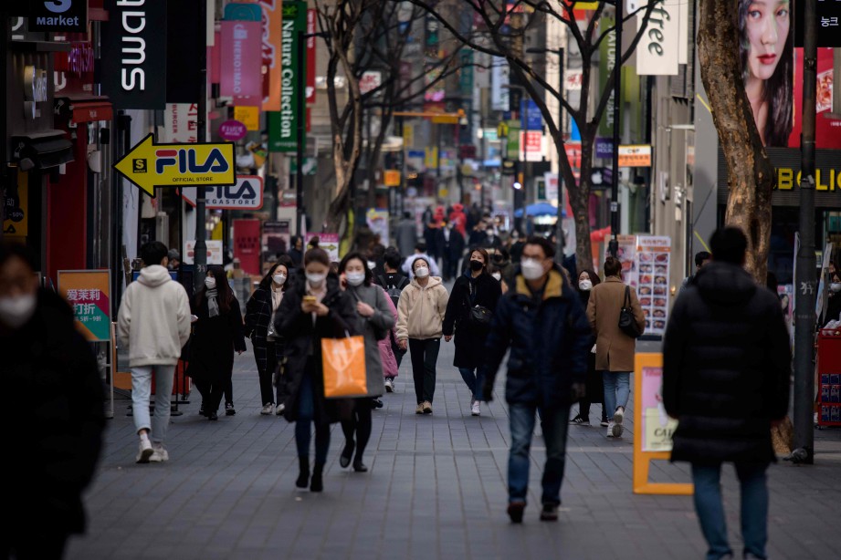 ORANG ramai memakai penutup mulut dan hidung ketika membeli-belah di Seoul. FOTO AFP 