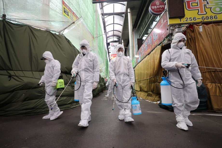 PEKERJA melakukan semburan pembasmi kuman di pasar di bandar Daegu, Korea Selatan. FOTO AFP 
