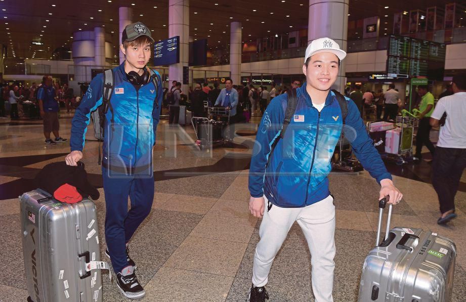 AARON (kanan) dan Wooi Yik tiba di KLIA, selepas harumkan nama negara. -Foto BERNAMA