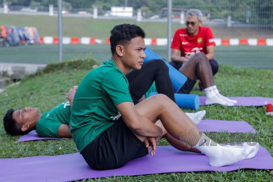 Nor azam Azih menjalani latihan fisioterapi akibat cedera dan tidak dapat menyertai perlawanan persahabatan. FOTO Aizuddin Saad