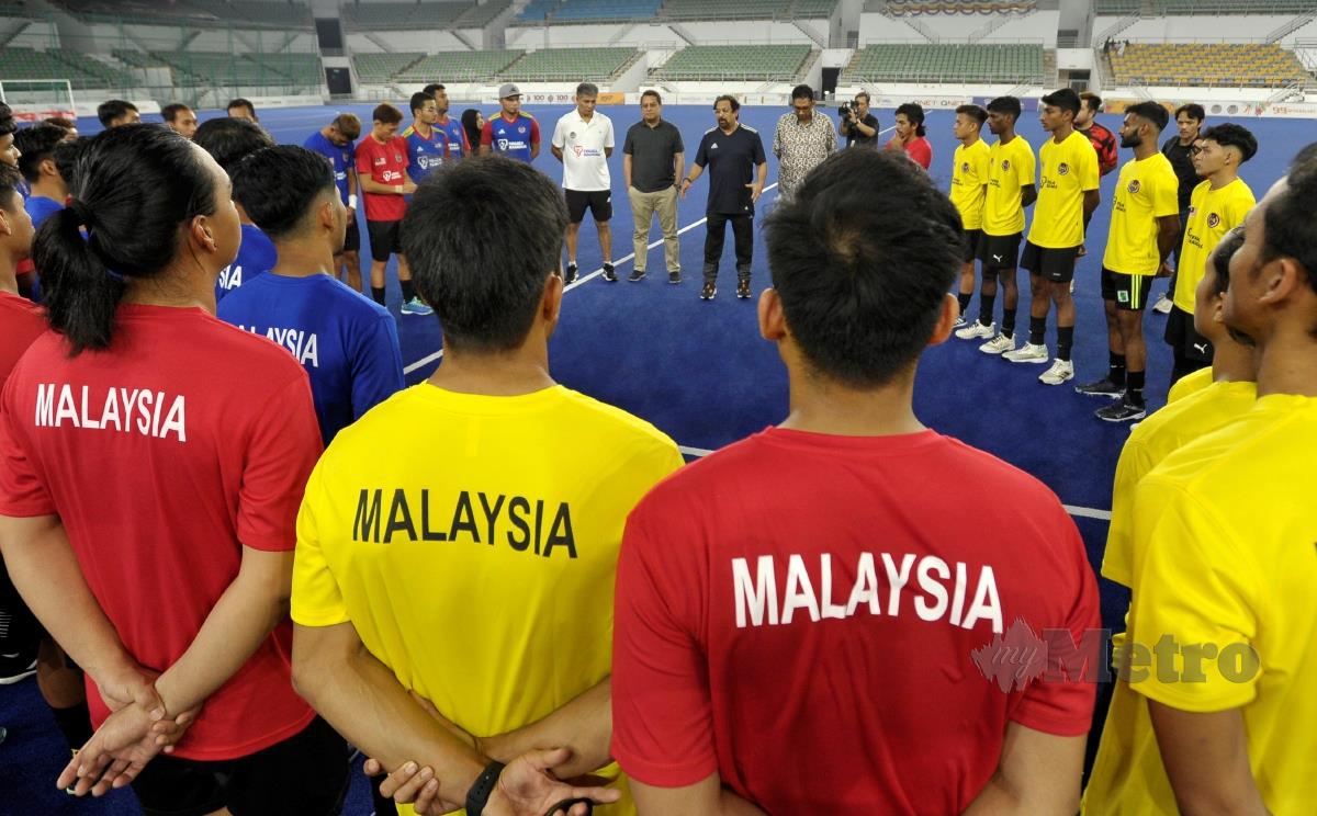 PRESIDEN  Konfederasi Hoki Malaysia (KHM), Datuk Seri Subahan Kamal memberi kata semangat ketika  sesi latihan skuad hoki kebangsaan di Stadium Hoki Nasional, Bukit Jalil.  FOTO Aizuddin Saad