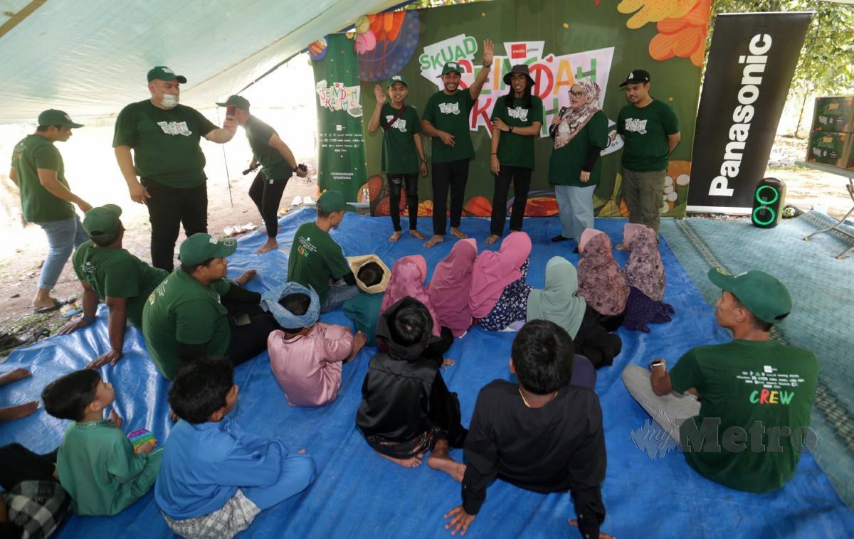 ANTARA sukarelawan Skuad Seindah Kasih X Jom Ronda Media Prima beramah mesra bersama kanak-kanak anak yatim. FOTO Mohamad Shahril Badri Saali