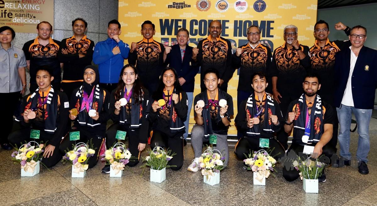 PEMAIN skuasy negara dan  pegawai bergambar  sebaik tiba di Lapangan Terbang Antarabangsa Kuala Lumpur (KLIA). FOTO Mohd Fadli Hamzah 