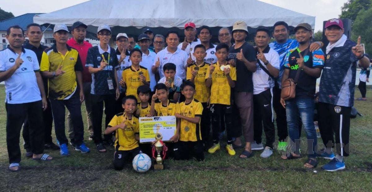 PEMAIN SK Seri Budiman bergambar dengan barisan guru sekolah berkenaan selepas muncul juara Kejohanan Bolasepak Bawah 11 peringkat negeri petang kelmarin. FOTO MALIK MUHAMAD