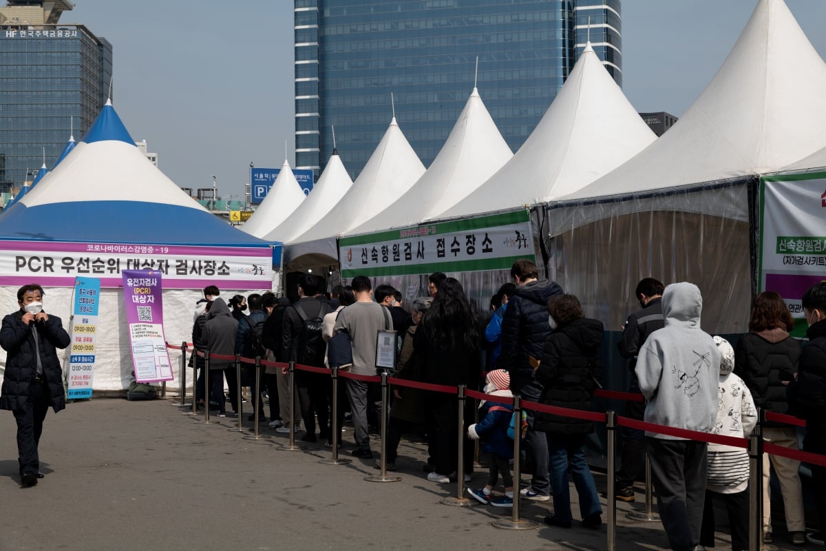 ORANG awam beratur menunggu giliran untuk menjalani ujian saringan Covid-19 di Seoul. FOTO EPA 