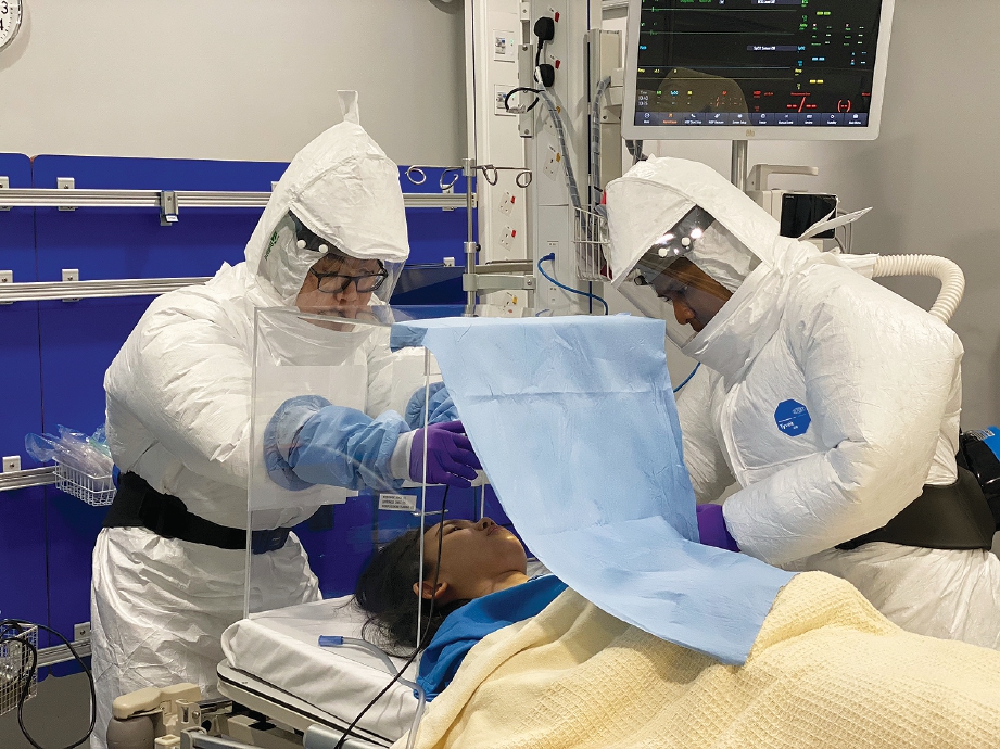 DOKTOR dan jururawat SMCV dilatih menggunakan Peralatan Perlindungan Peribadi (PPE) dengan alat Respirator Pembersihan Udara Peribadi (PAPR) berbateri ketika prosedur intubasi untuk melindungi pesakit dan kakitangan.
