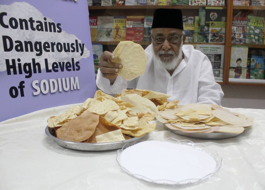 SM Mohamed Idris menunjukkan papadom atau kerepek rangup yang didapati mengandungi garam berlebihan dalam sidang media di Pejabat CAP, Jalan Masjid Negeri, Georgetown, hari ini. FOTO Zuhainy Zulkiffli. 