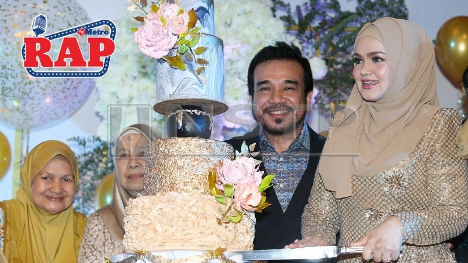Siti Nurhaliza memotong kek hari lahirnya ke-40 di sisi suami. FOTO NSTP/ROHANIS SHUKRI  