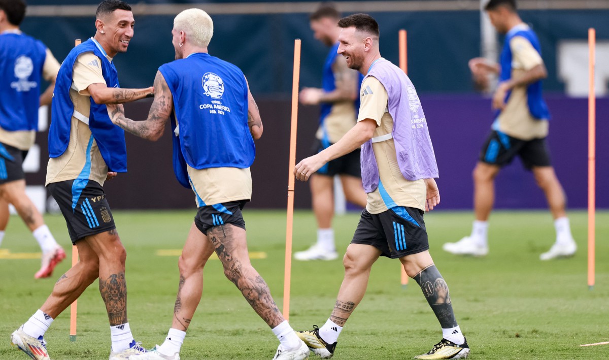 DI Maria (kiri) umum Copa America 2024 aksi terakhir bersama Argentina. FOTO AFP