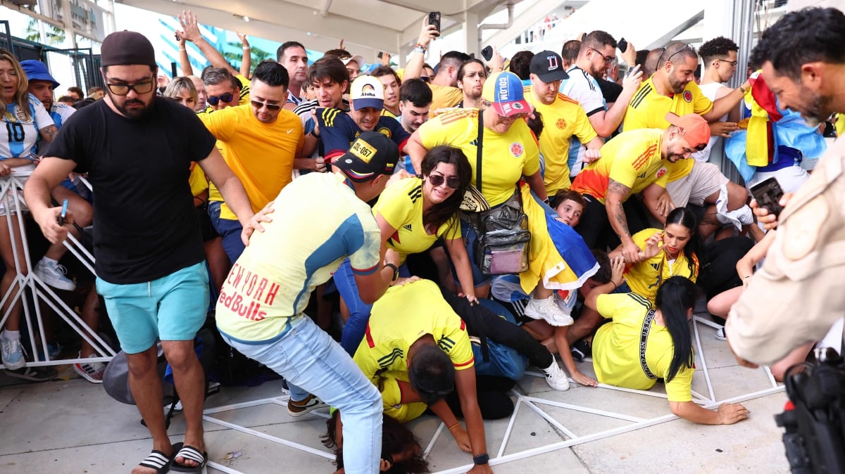 PENYOKONG cuba merempuh masuk ke stadium bagi menyaksikan final antara Argentina dan Colombia.