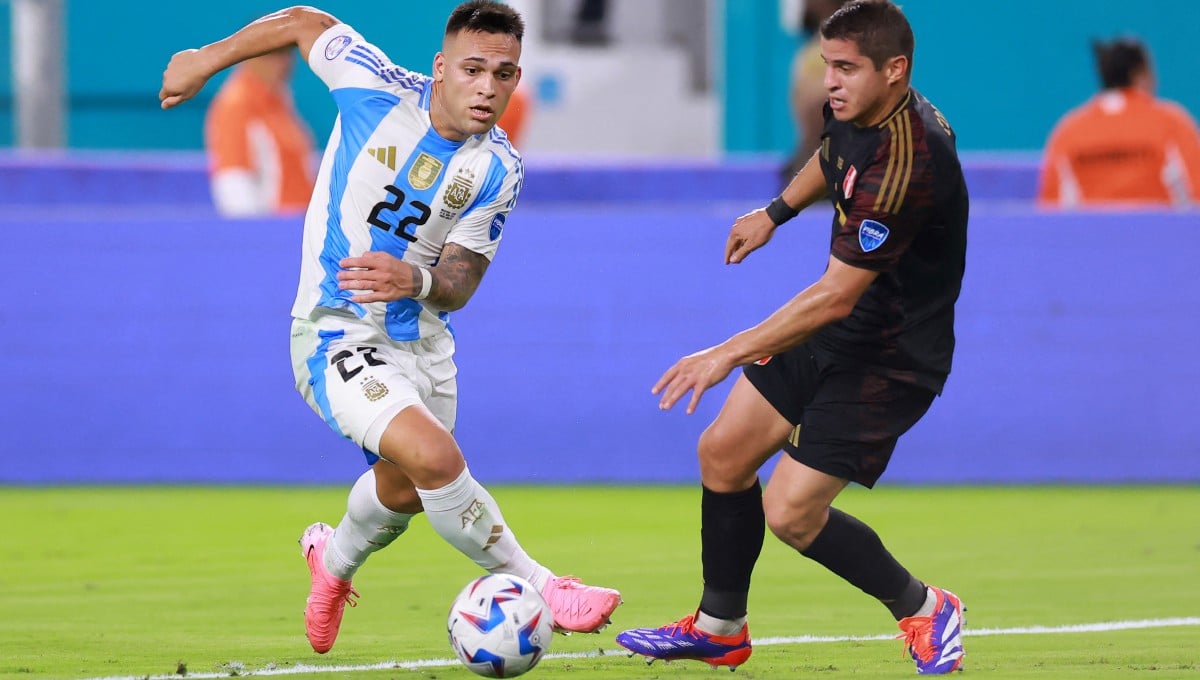 MARTINEZ (kiri) meledak dua gol ketika Argentina kalahkan Peru. FOTO AFP