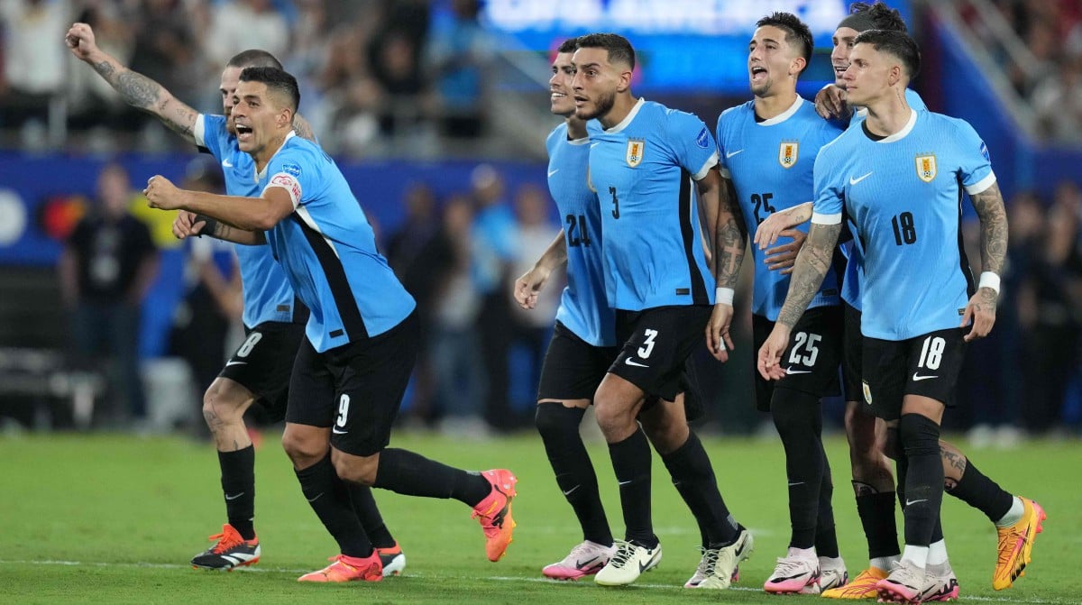 PEMAIN Uruguay meraikan kejayaan memenangi penentuan penalti. FOTO AFP 