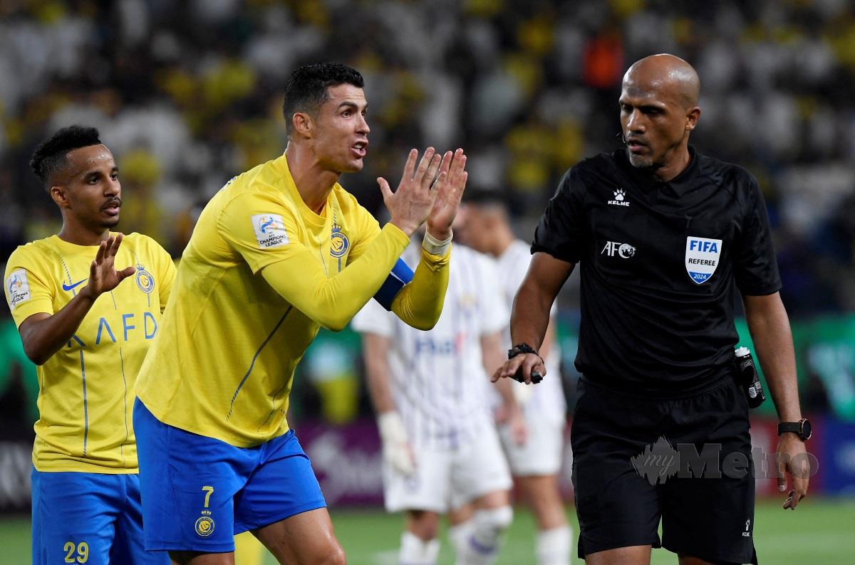 Tonggak Al Nassr Cristiano Ronaldo menyatakan rasa tidak puas hati kepada pengadil perlawanan Ahmed Al-Kaf 