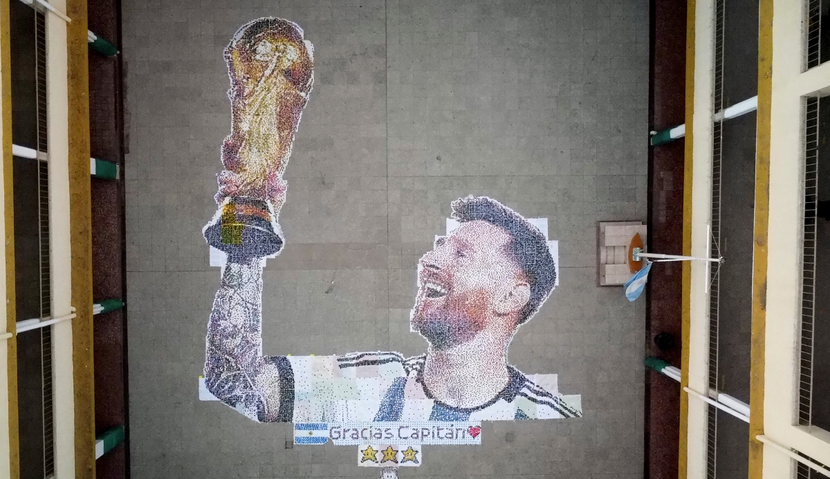 MURAL Messi menjulang trofi Piala Dunia dihasilkan sekumpulan pelajar dengan 90,000 penutup botol plastik. FOTO REUTERS 