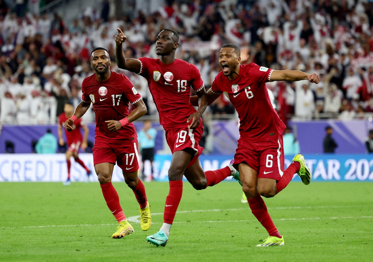 ALMOEZ meraikan kejayaannya menjaringkan gol ketiga Qatar. -FOTO Reuters 