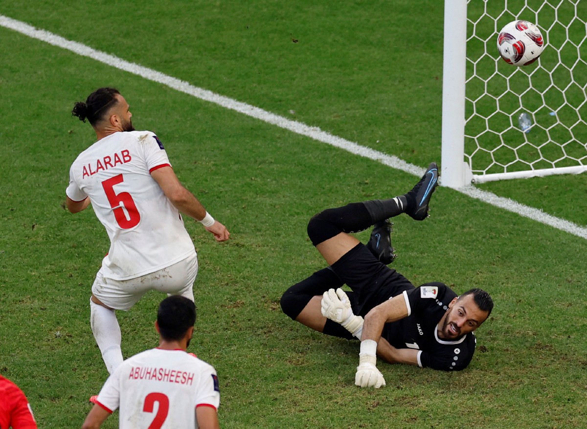 PENJAGA gol Jordan, Yazan Al Arab menepis ke gawang sendiri membolehkan Korea mengikat kedudukan 2-2. -FOTO Reuters 