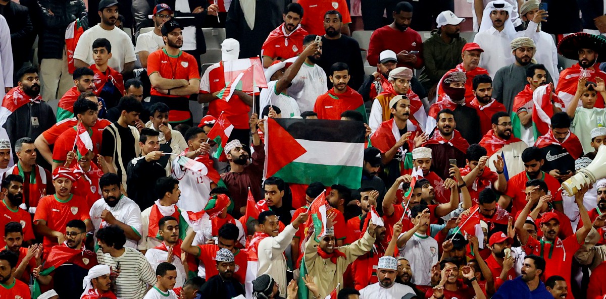 BENDERA Palestin turut dikibarkan penyokong negara lain di Qatar. FOTO Reuters