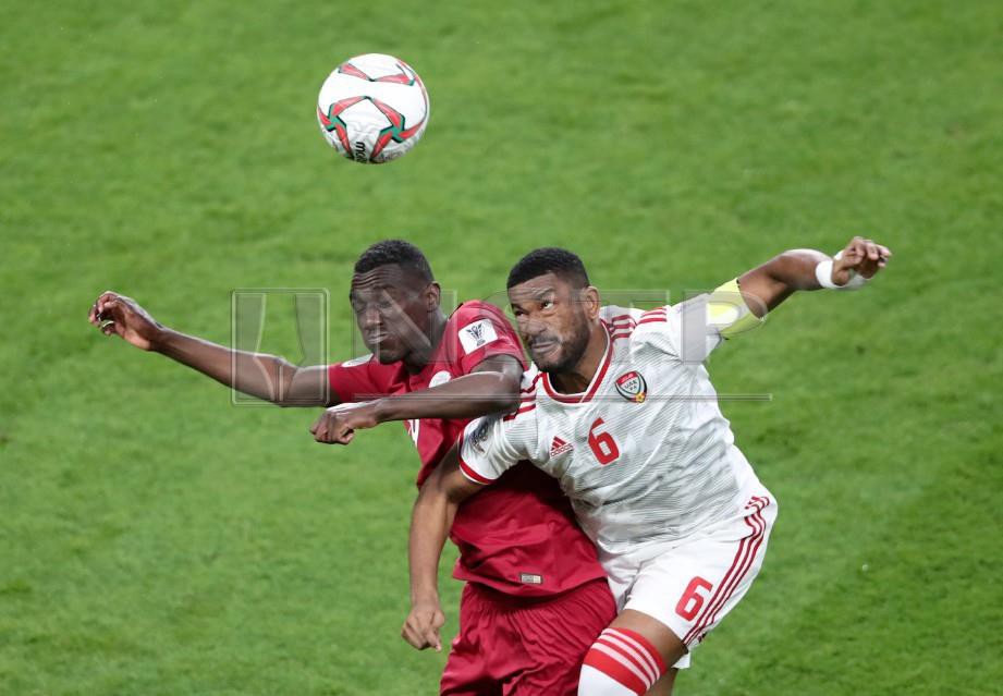 ALMOEZ (kiri) berebut bola dengan pemain UAE, Faris Juma Al Saadi pada separuh akhir Piala Asia. - FOTO Reuters