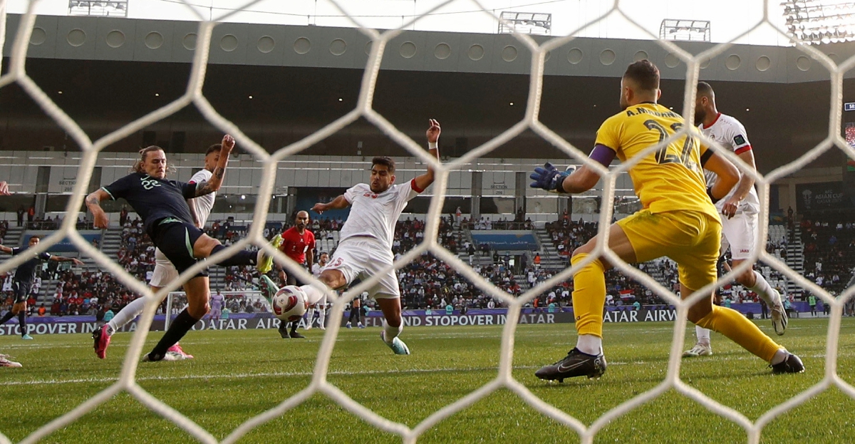 AKSI Irvine menjaringkan gol kemenangan Australia di Stadium Jassim bin Hamad. FOTO Reuters 