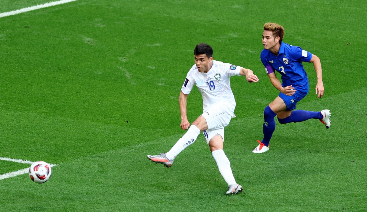 TURGUNBOEV (kiri) menjaringkan gol pertama Uzbekistan yang menewaskan Thailand 2-1. FOTO REUTERS 