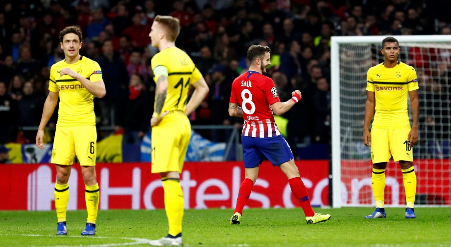 PEMAIN Dortmund terpaku selepas pemain Atletico Madrid, Saul Niguez meledak gol pada aksi Liga Juara-Juara. FOTO Reuters