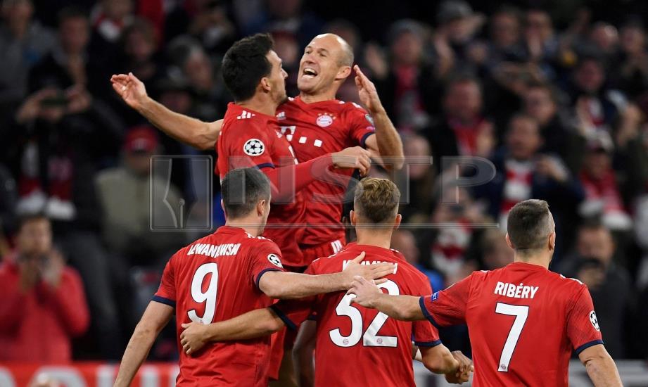 PEMAIN Bayern Munich meraikan jaringan Mats Hummels. FOTO Reuters