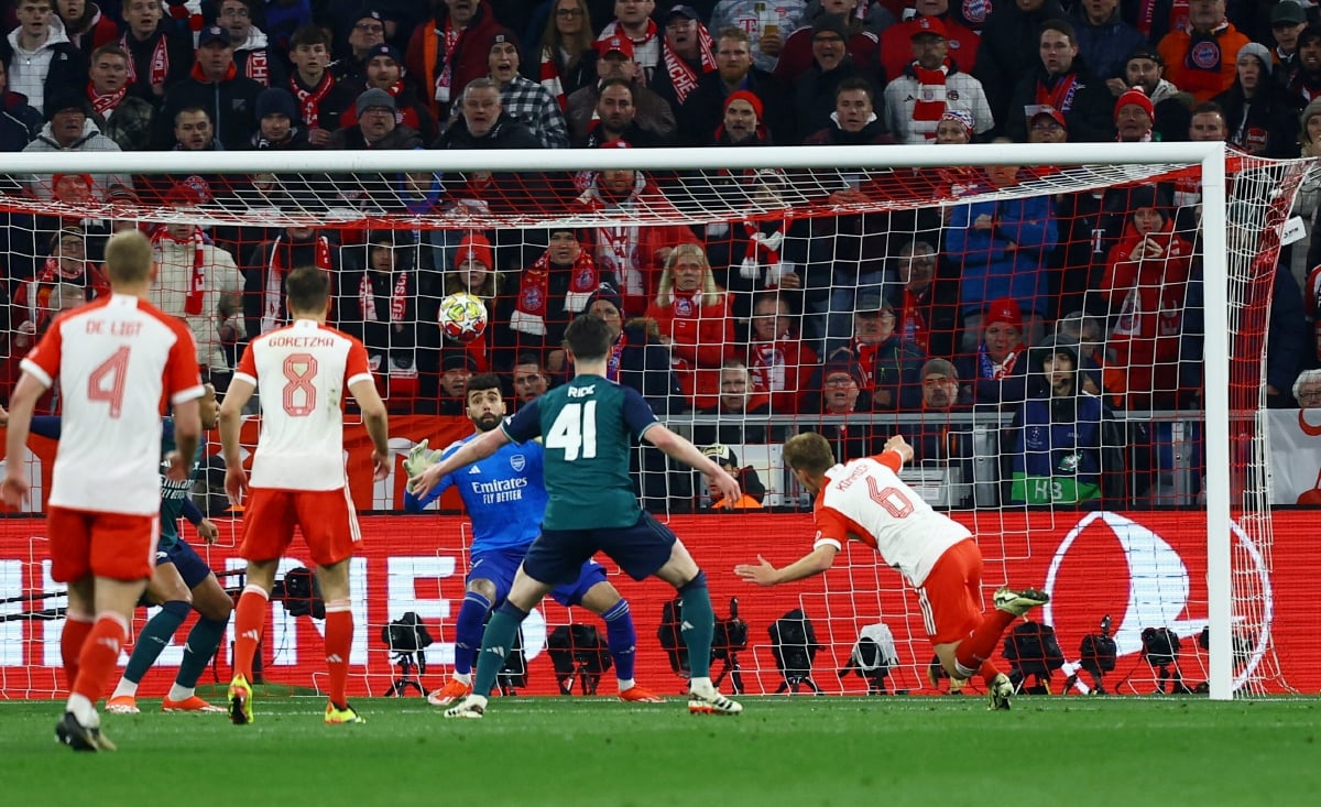 KIMMICH (kanan) menanduk masuk gol kemenangan Bayern Munich. FOTO REUTERS 
