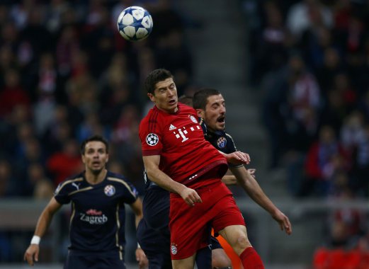 Lewandowski bersaing dengan pertahanan Dinamo Zagreb Jeremy Taravel pada perlawanan di Munich. - Pix Reuters