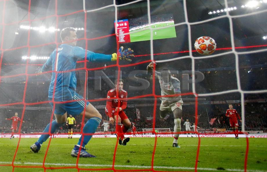 AKSI Mane  menjaringkan gol ketiga Bayern di Allianz Arena. - FOTO Reuters 
