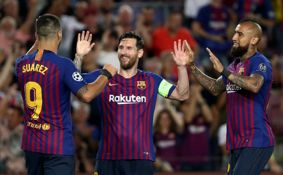 PEMAIN Barcelona, Lionel Messi meraikan jaringan hatrik bersama rakan sepasukan. FOTO Reuters