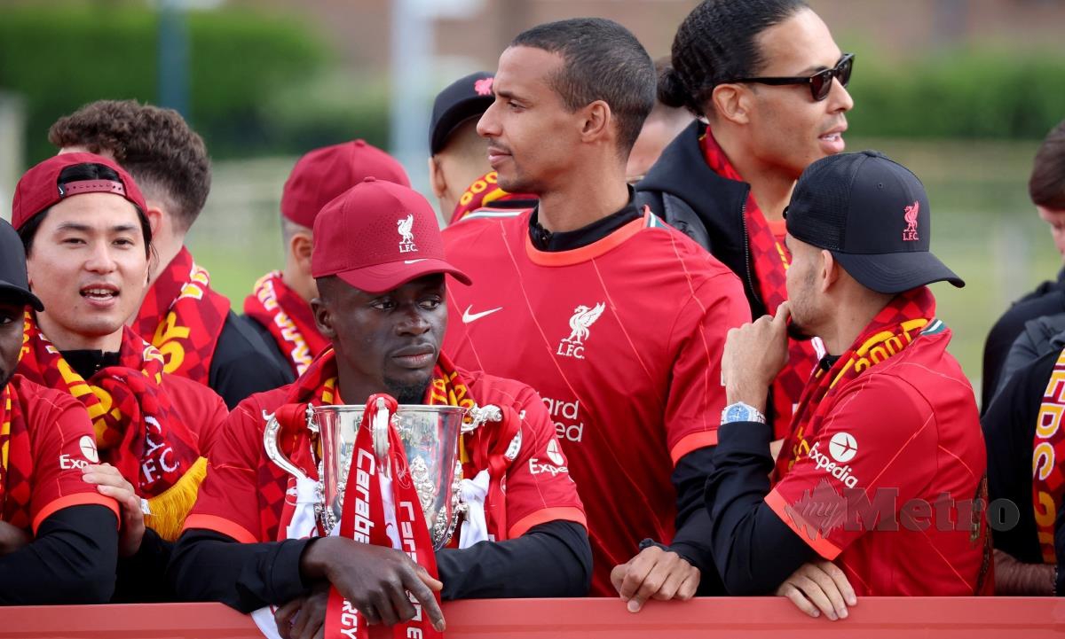 PEMAIN sayap Liverpool, Sadio Mane termenung sambil memegang trofi Piala Liga. FOTO REUTERS 