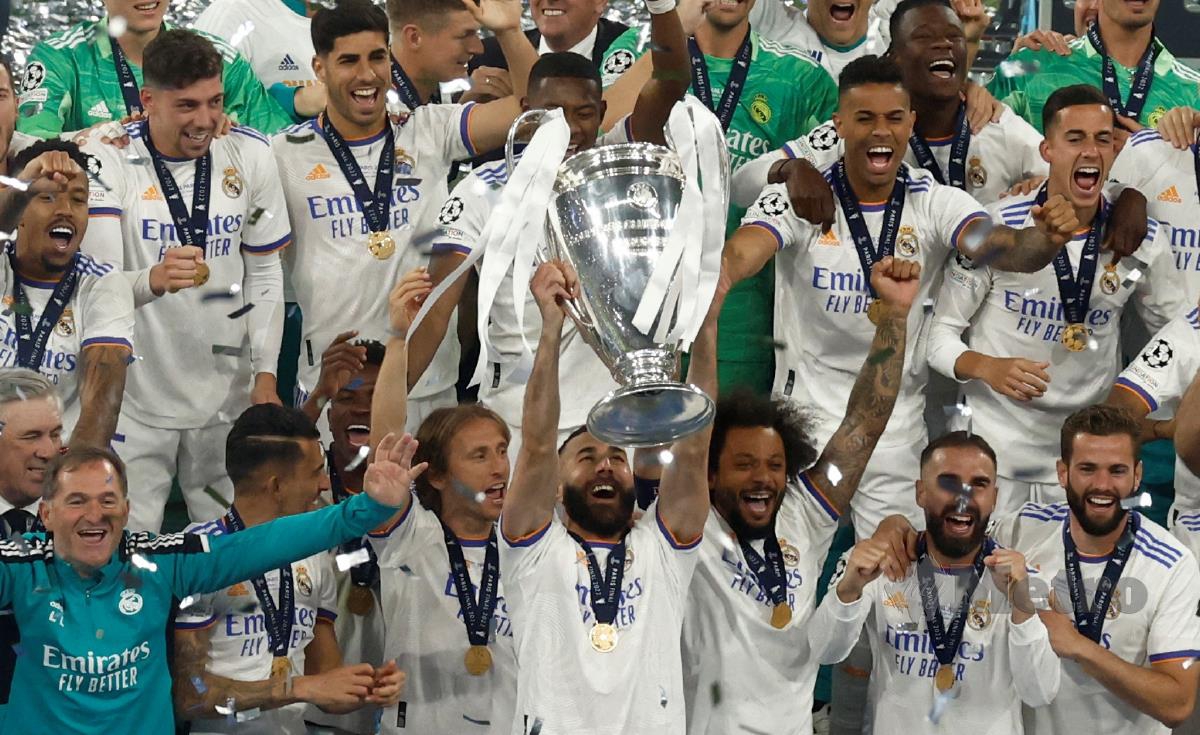 PENYERANG Real Madrid, Karim Benzema menjulang trofi Liga Juara-Juara Eropah. FOTO REUTERS 
