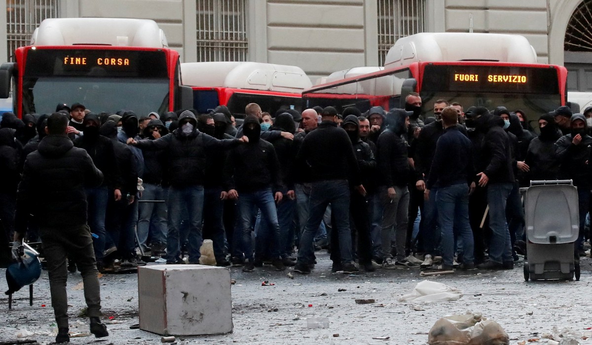 PENYOKONG Eintracht Frankfurt berkumpul di bandar Naples sebelum bertempur dengan polis. FOTO Reuters