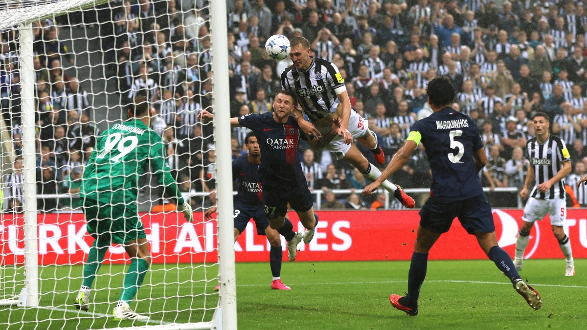 BURN (tengah) menanduk masuk gol kedua Newcastle ketika menewaskan PSG 4-1, awal pagi tadi. FOTO REUTERS 