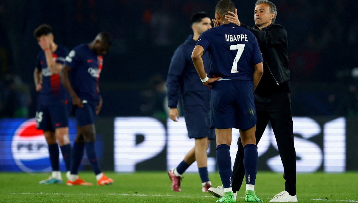ENRIQUE menenangkan Kylian Mbappe selepas mereka gagal ke final Liga Juara-Juara Eropah. FOTO Reuters