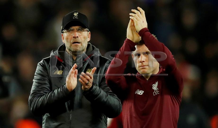 KLOPP (kiri) bersama James Milner memberi tepukan penghargaan kepada penyokong selepas Liverpool kecundang 1-2 kepada PSG di Paris, semalam. FOTO Reuters