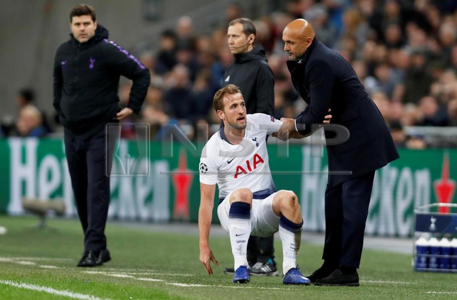 SPALLETTI membantu penyerang Tottenham Hotspur, Harry Kane untuk bangun pada perlawanan Kumpulan B di Stadium Wembley yang menyaksikan Spurs menang 1-0, awal pagi hari ini. FOTO Reuters.
