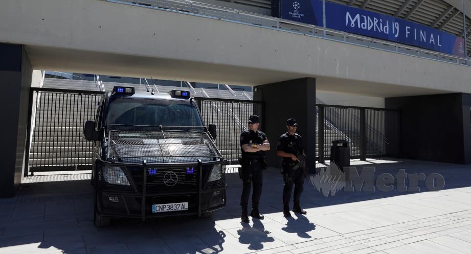 ANGGOTA polis memantau situasi di luar Stadium Wanda Metropolitano. - FOTO Reuters