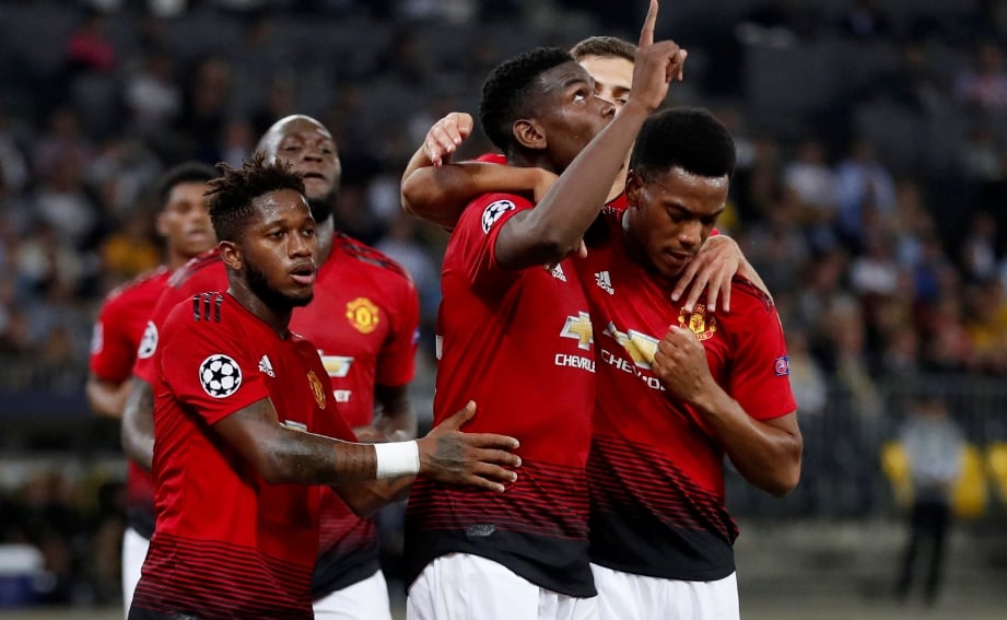 PEMAIN Manchester United, Paul Pogba meraikan jaringan bersama rakan sepasukan ketika menewaskan Young Boys 3-0. FOTO Reuters