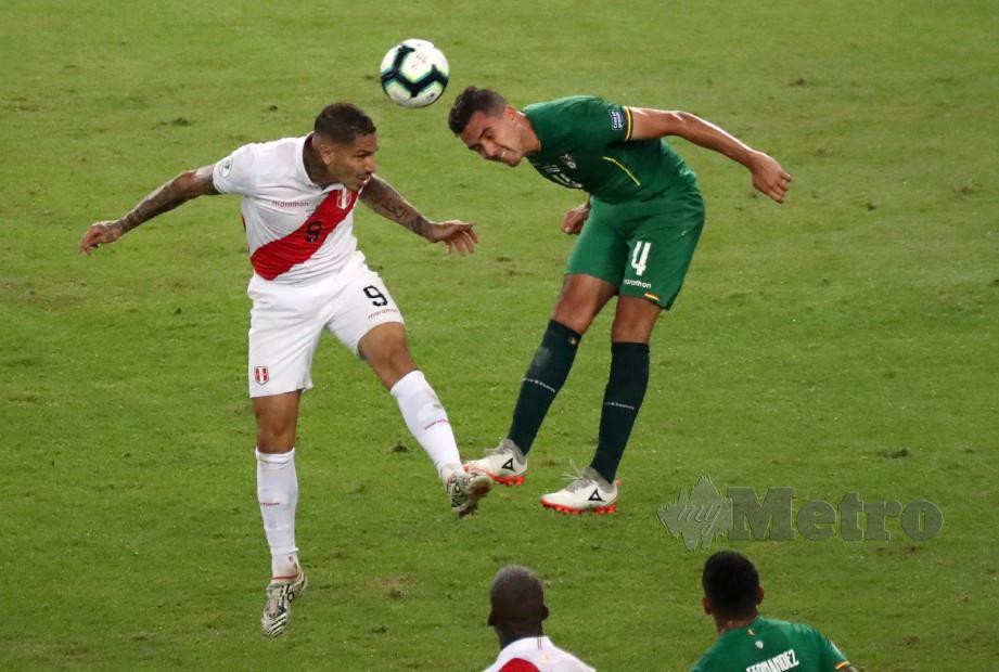 Pemain Peru, Paolo Guerrero (kiri) bersaing merebut bola dengan pemain Bolivia, Luis Haquin pada aksi Copa America di Brazil pagi ini. FOTO Reuters