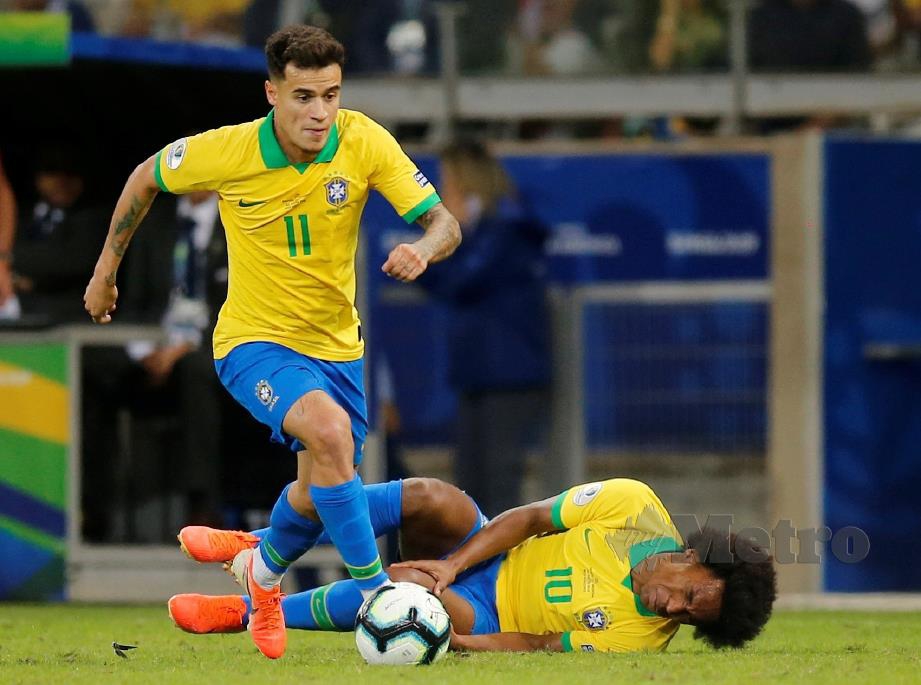 PEMAIN Brazil,  Philippe Coutinho mengawal bola sambil  Willian menahan kesakitan ketika menentang Argentina. - FOTO Agensi