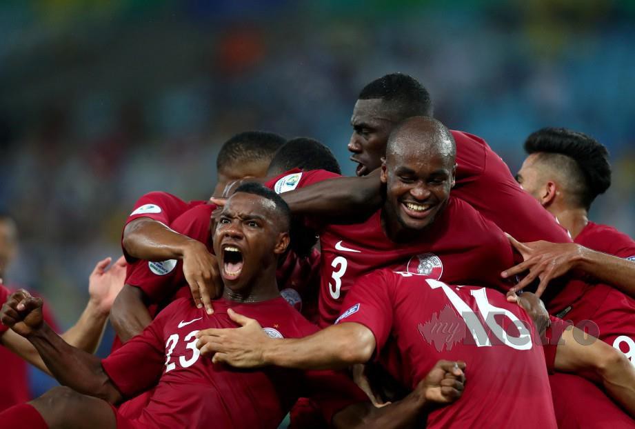 Pemain Qatar, Boualem Khoukhi meraikan jariang bersama rakannya selepas menjaringkan gol kedua. FOTO Reuters