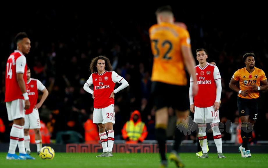 Penyerang Arsenal, Pierre-Emerick Aubameyang (kiri) menjaringkan gol pembukaan berdepan Wolves di Stadium Emirates, London. FOTO Reuters