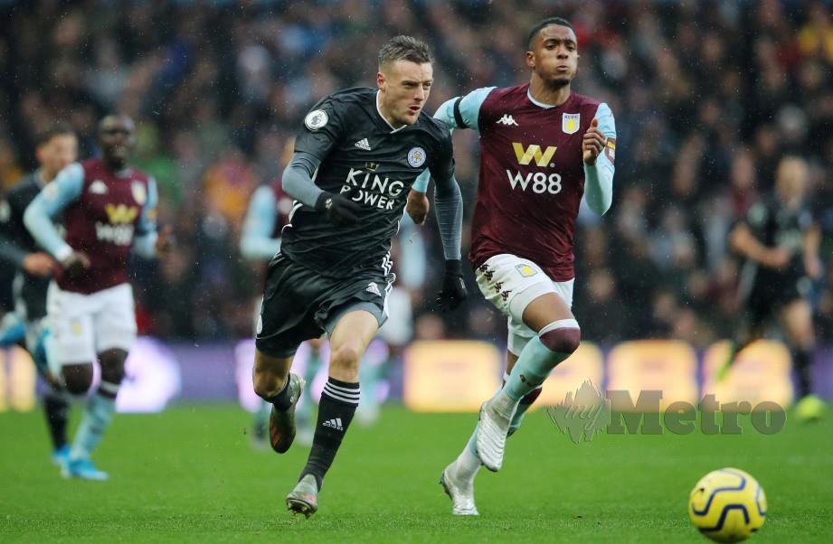 Penyerang Leicester, Jamie Vardy (kiri) cuba melepasi pemain Aston Villa dalam saingan Liga Perdana. FOTO Reuters