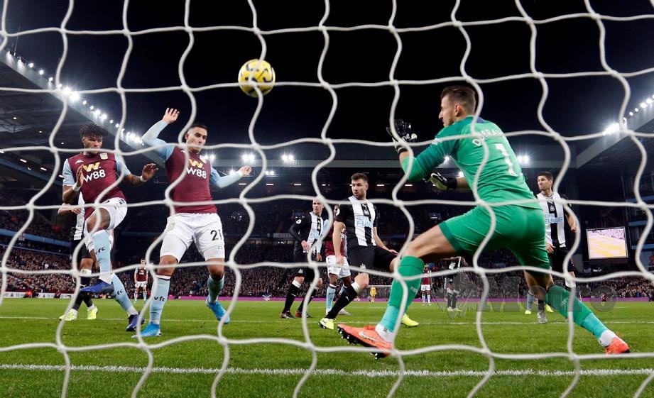 AKSI El Ghazi menjaringkan gol kedua Villa di Villa Park. - FOTO Agensi 