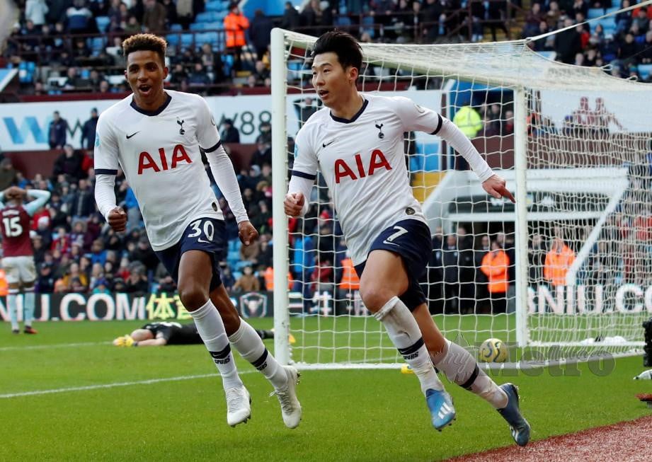 HEUNG-MIN (kanan) meraikan gol ketiganya. FOTO Reuters