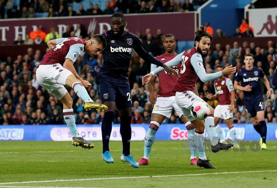 AKSI pemain Villa, Frederic Guilbert melakukan tandukan ke gawang West Ham. - FOTO Reuters 