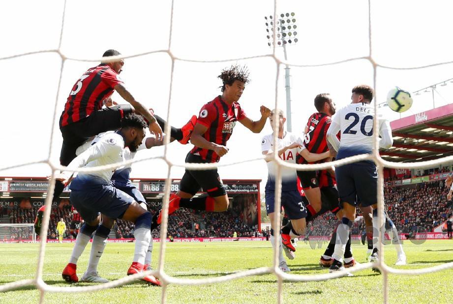 Pemain Bournemouth, Nathan Ake (tengah) menjaringkan gol tunggal perlawanan. FOTO Reuters.
